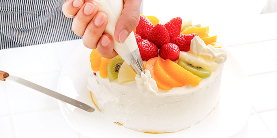 オーナーは元々お菓子教室をやっており、お客様からの熱い希望で『パティスリー gigi』をOPENしました。 お菓子教室では美味しいお菓子を誰でも作れるコツを教えてくれて、「楽しく気軽に通えるケーキ屋のお菓子教室」として好評です。 パティスリー gigiさんでまずオススメしたいのはタルト。さっくりとした口当たりにほろほろと崩れるタルト生地は絶品です。この生地だけでも手に入れたい！という熱烈なファンもいるほどで、まさに別格！ 洋ナシ以外にも季節ごとに旬な素材を扱ったタルトがお店に並びますので、ぜひ一度召し上がってみて下さい。